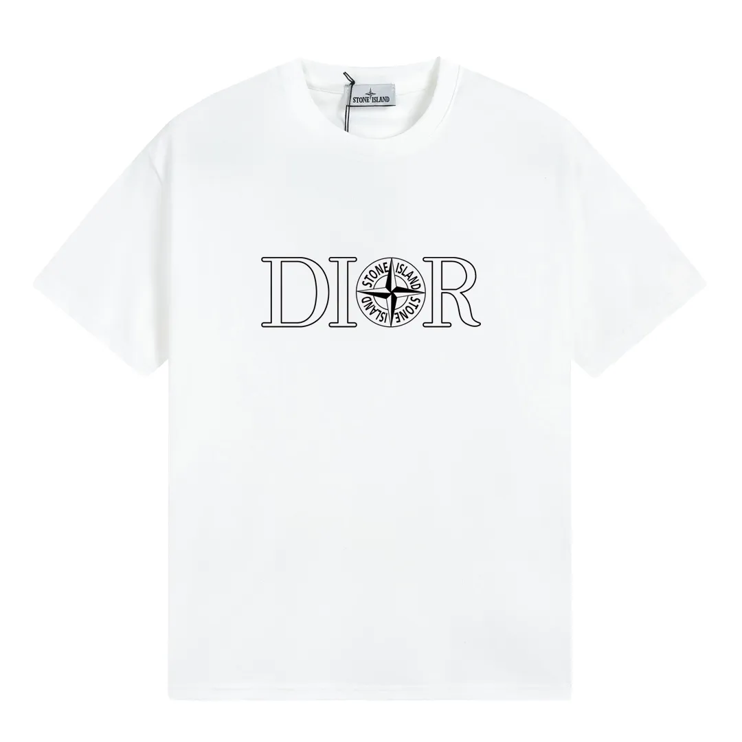 W683#P110💰 2025🆕 Stone lsland/Stone Island joint Dior chest logo printed short-sleeved T-shirt ⚠️[Original creation with high control of details] -Made of 260g combed cotton double yarn, soft and comfortable to the touch, sweat-absorbent and breathable. -Simple basic and versatile style, original quality, the first choice for couples. -Made by a large factory, four needles and five threads on the shoulder, neat routing, high quality workmanship. -Same style for men and women, very versatile, one piece for everyone, details are clearly visible. Color: Black White Size: M L